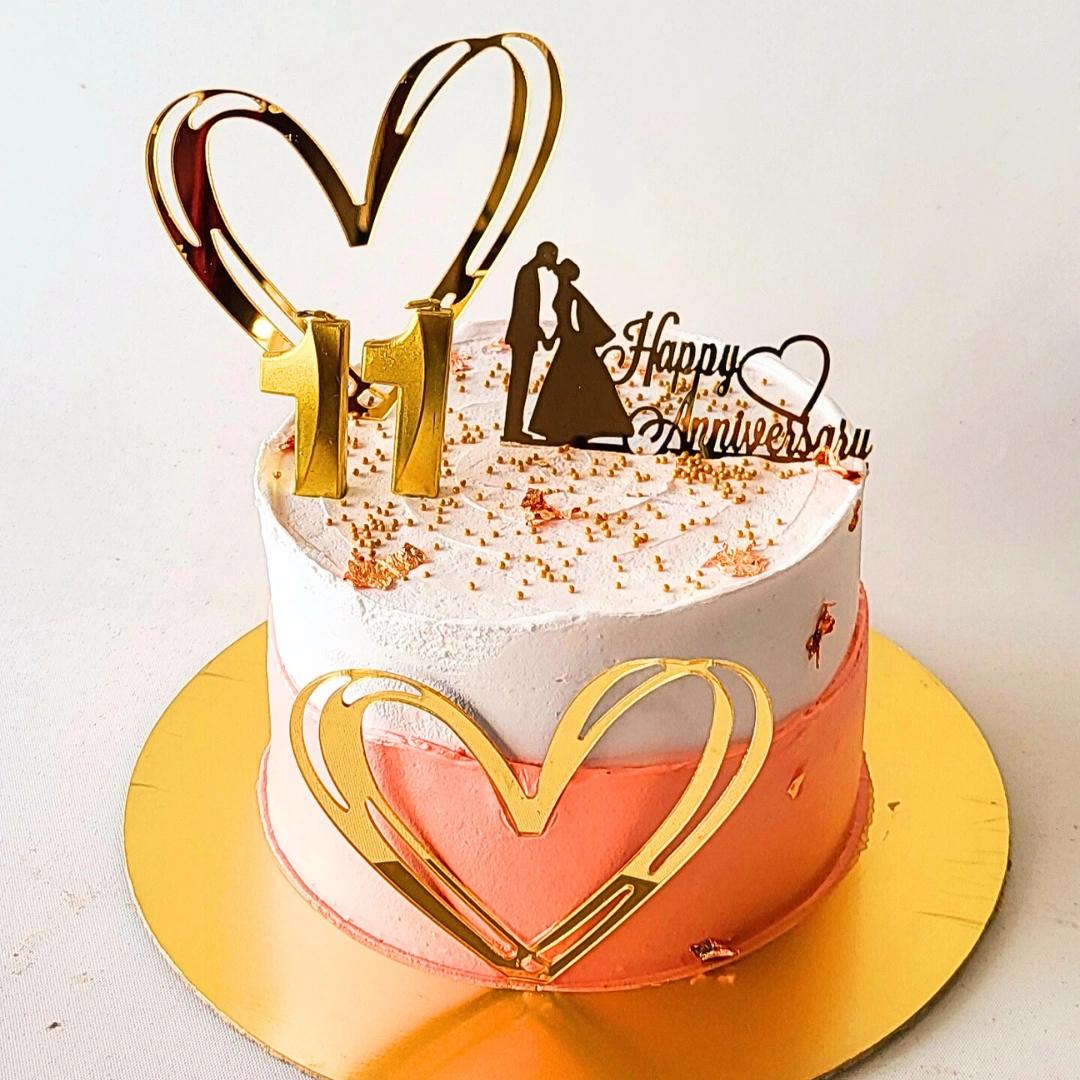 Elegant eggless anniversary cake with floral design Una